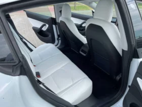 
									Tesla Model 3 full								