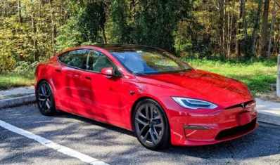 tesla-model-s-plaid-in-red аренда автомобилей